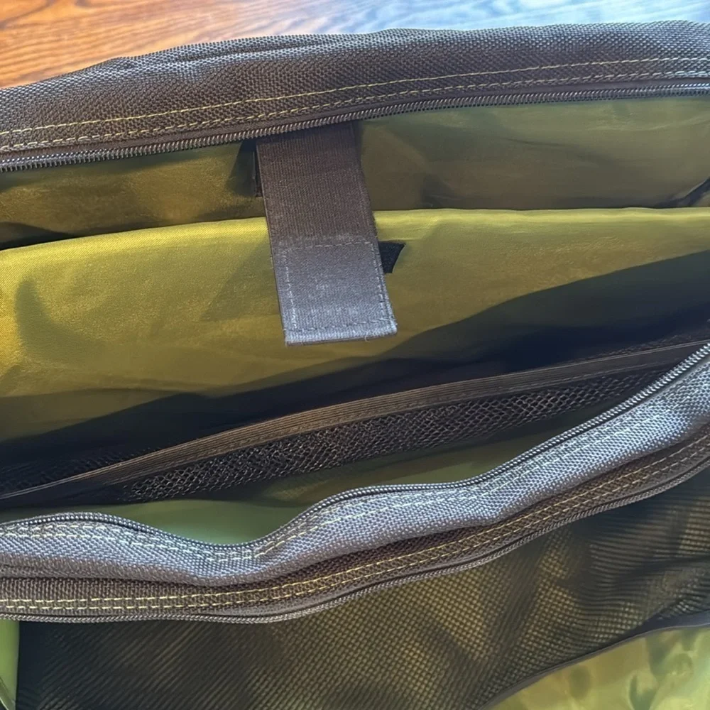 Targus black multi-zipper pockets padded laptop messenger bag.